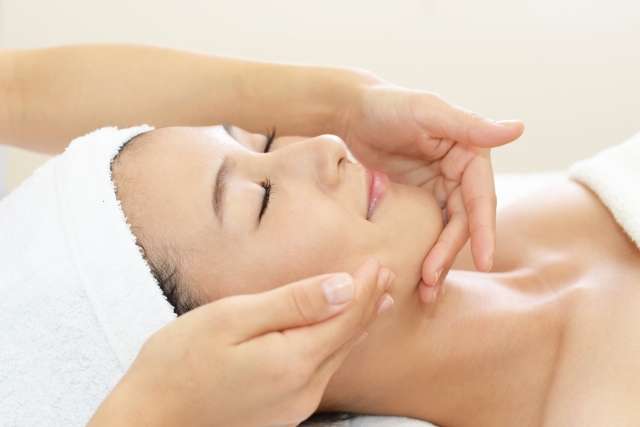 年齢肌にアプローチ！リラクゼーションサロンのフェイシャル施術解説【30代・40代女性向け】