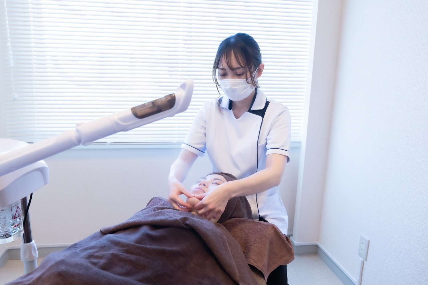 ニキビに悩む20代女性必見！エステ施術とセルフケアで肌トラブルを解消する方法