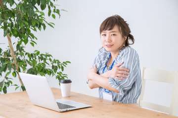 冷房疲れ・寒暖差だるさを癒すフットマッサージ｜夏の不調対策はリラクゼーションサロンで